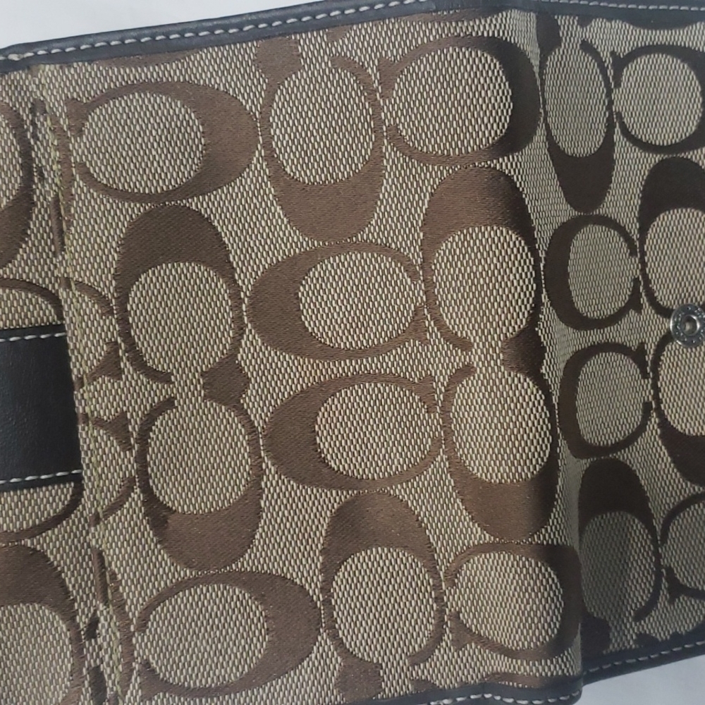 Coach Medium Wallet - Picture 4 of 4